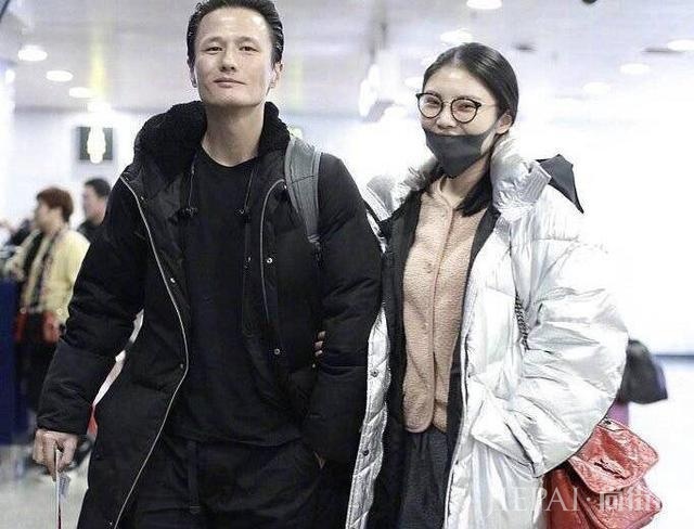 “大嫂”徐冬冬与男友机场相隔一米全程无话,是默契还是假恋情?