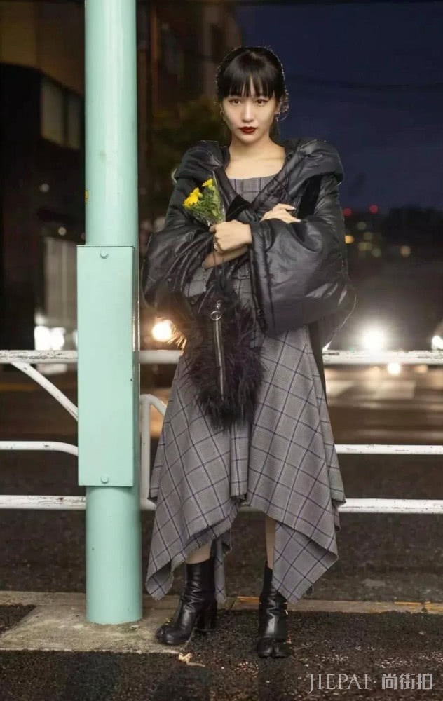 羽绒服+裙子的穿搭示范,做个高雅的女人