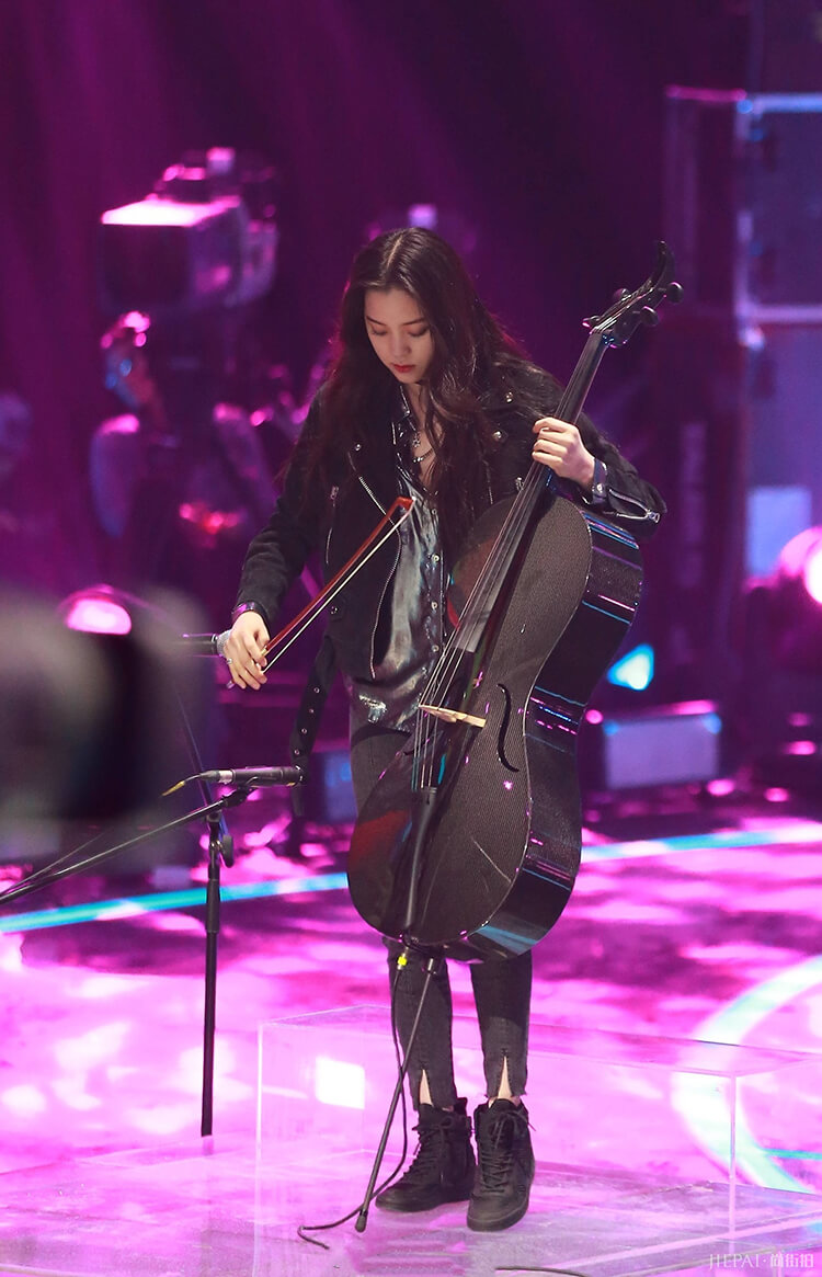 欧阳娜娜霸气红唇与比较浓重的眼妆看起来特别帅酷有范