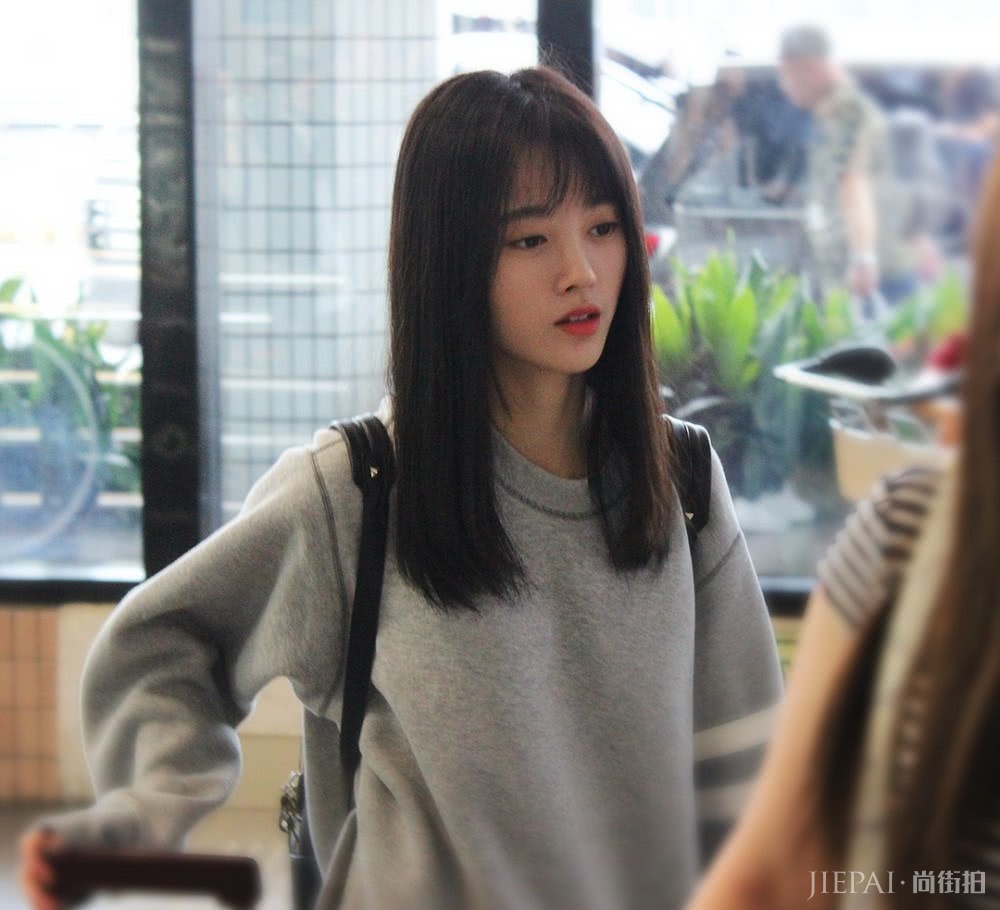 鞠婧祎齐刘海长发搭配毛衣温柔又甜美,早该这样穿了