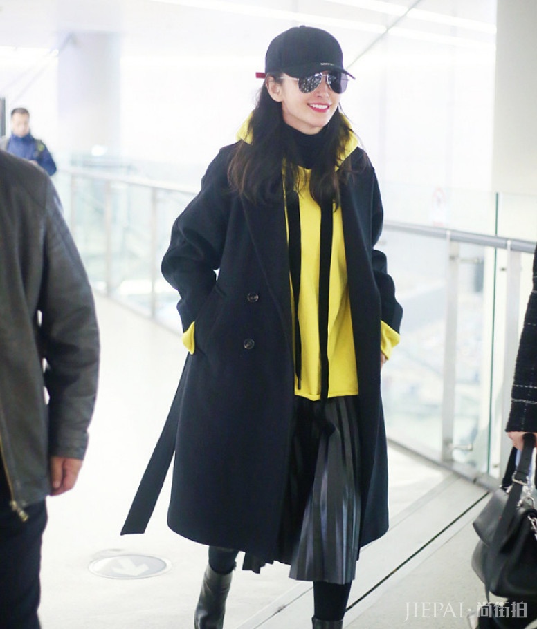 李冰冰“缝”起来几块丝巾,居然穿出了初恋的感觉