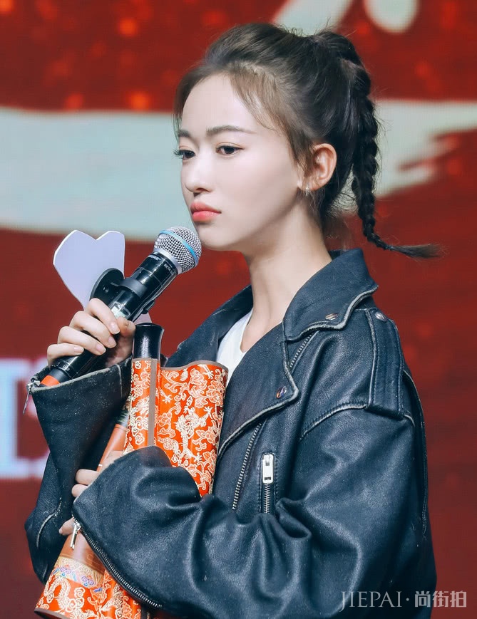 吴谨言扎起“小揪揪”发型瞬间减龄10岁,真会打扮自己!