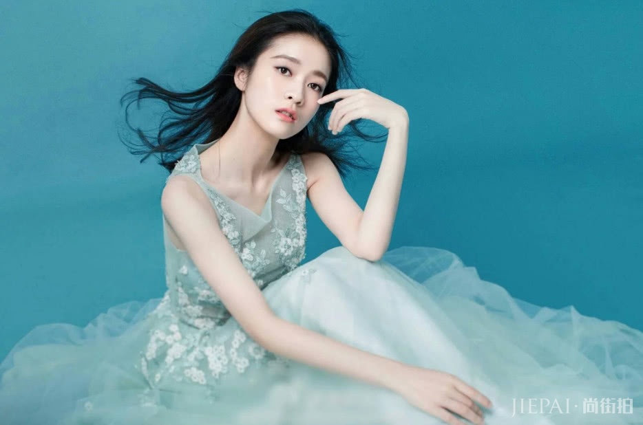 张雪迎化身粉色“妖蝶”坚毅眼神,女人味尽显
