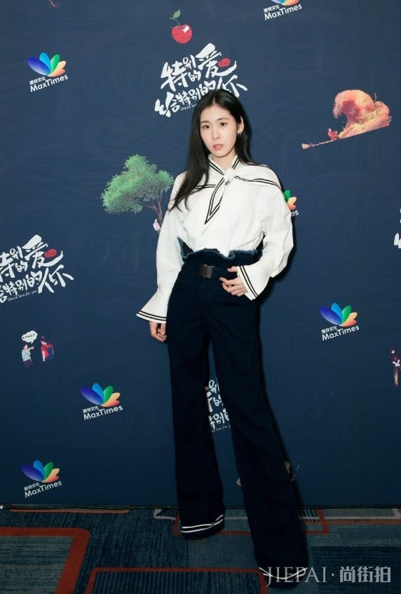 张碧晨长西装居然配上“蚊香鞋”，轻松凹出大长腿！