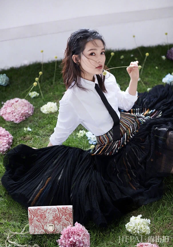 景甜拎“买菜兜”，连baby都没李冰冰年轻？