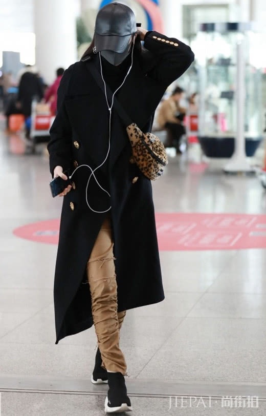 为黑色大衣正名,衬肤色显瘦又洋气