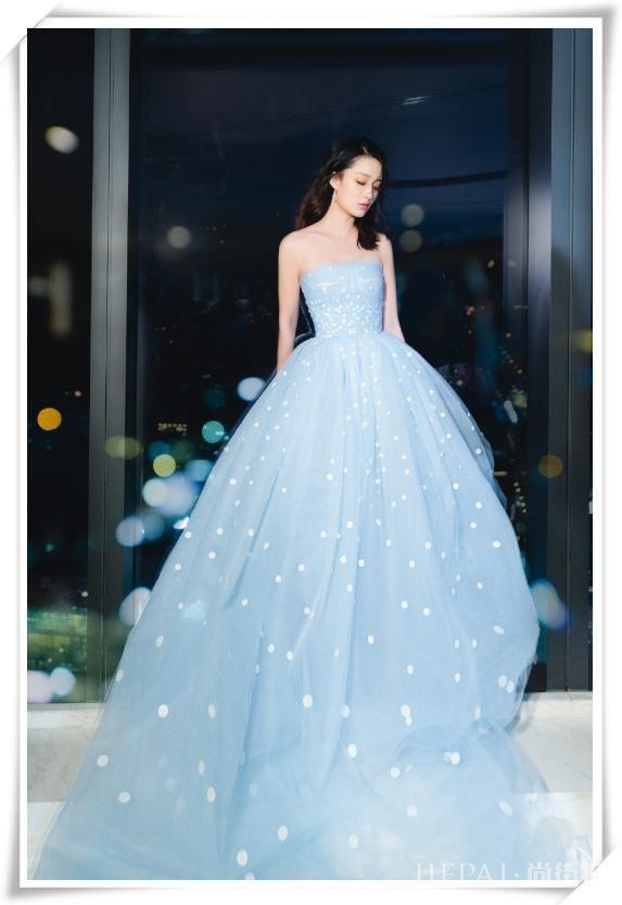 李沁白衣配蓝裤少女感太强,不留神美回18岁