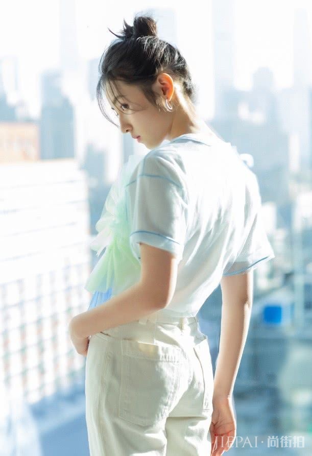 张子枫穿了15cm无根“液体鞋”拍照，真牛