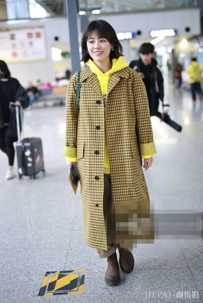 新年新气象，治愈鸭黄色教你穿大衣搭配