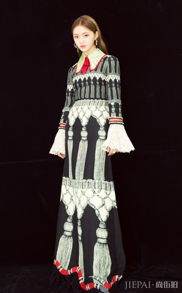 林允穿“窗帘”亮相，腰以下的“麦穗腿”才是亮点！