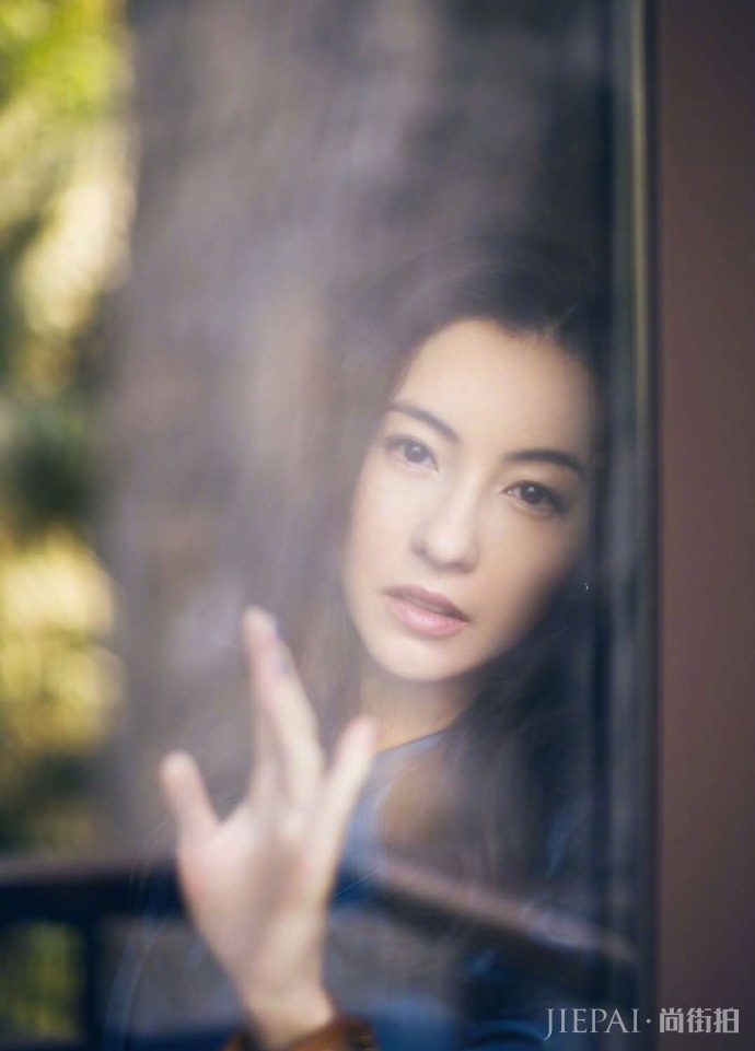 辣妈张柏芝蓝色裹臀裙配过膝高跟靴子!