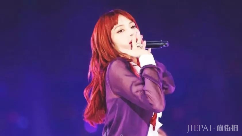 Lisa新发色实名认证“人间芭比”称号