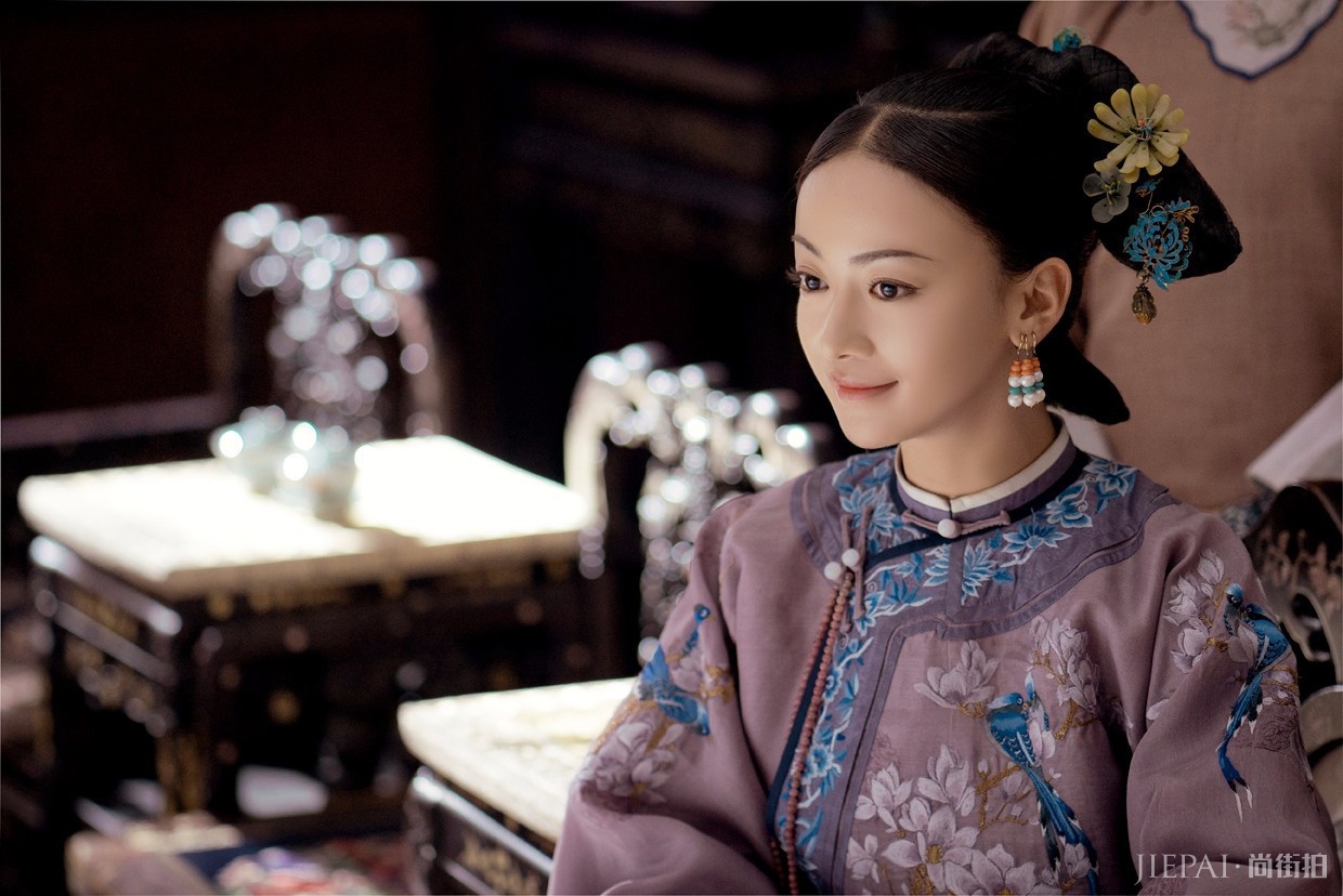 “魏璎珞”吴谨言真任性,米色大衣配阔腿裤,真尴尬