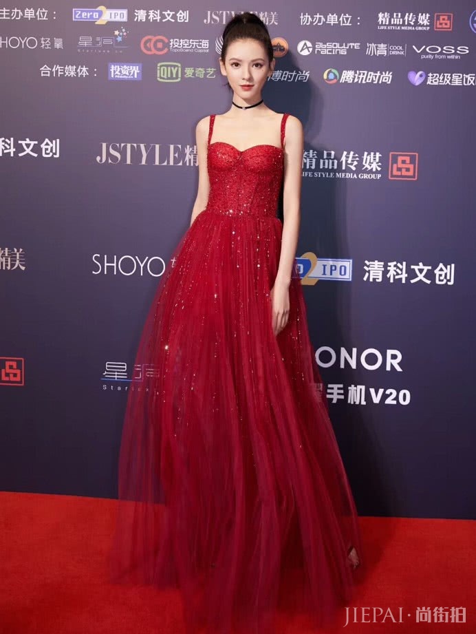 张予曦的“火龙果裙”轻松衬出“牙签腰”！