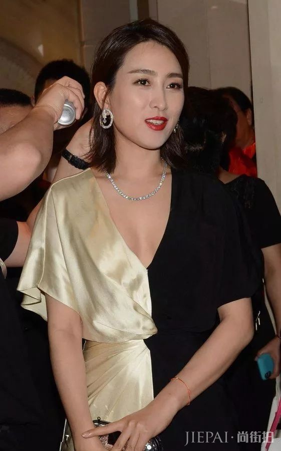 马苏高冷现身机场,妆容淡雅,气质高傲