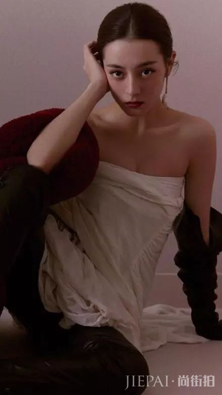 迪丽热巴宽松裤看不到腿，只有针织衫撑场