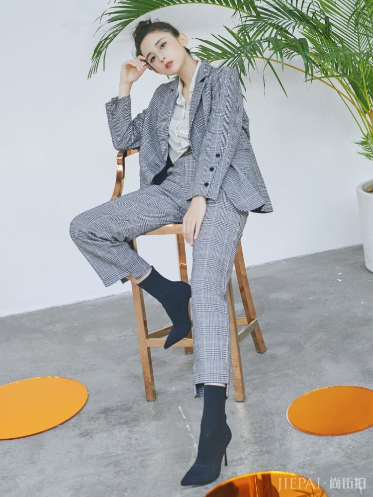 古力娜扎这身搭配光鞋子包包就花了3多,不过穿上美成仙女了