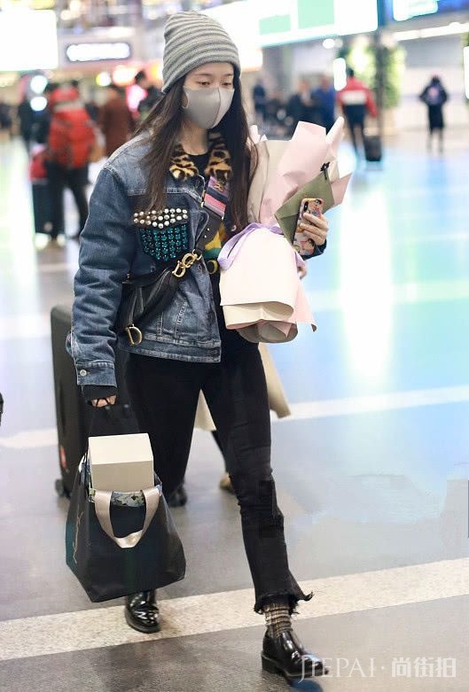 张雪迎穿的裤子显腿粗又显胯宽!