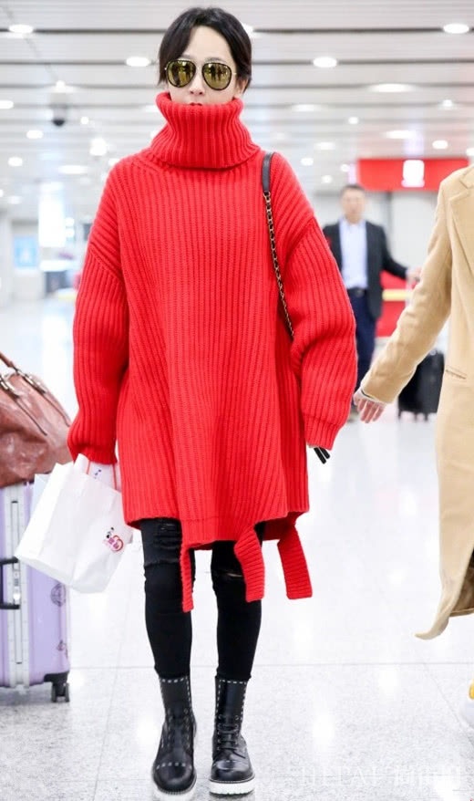 冬季一抹红,这6件红色毛衣搭配方法助你轻松出彩动人