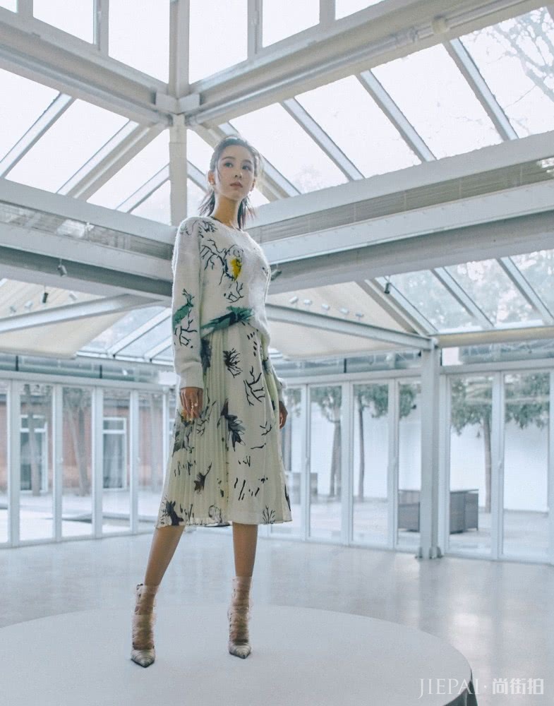 陈都灵踩8490高跟鞋站在桌子上，相当霸气