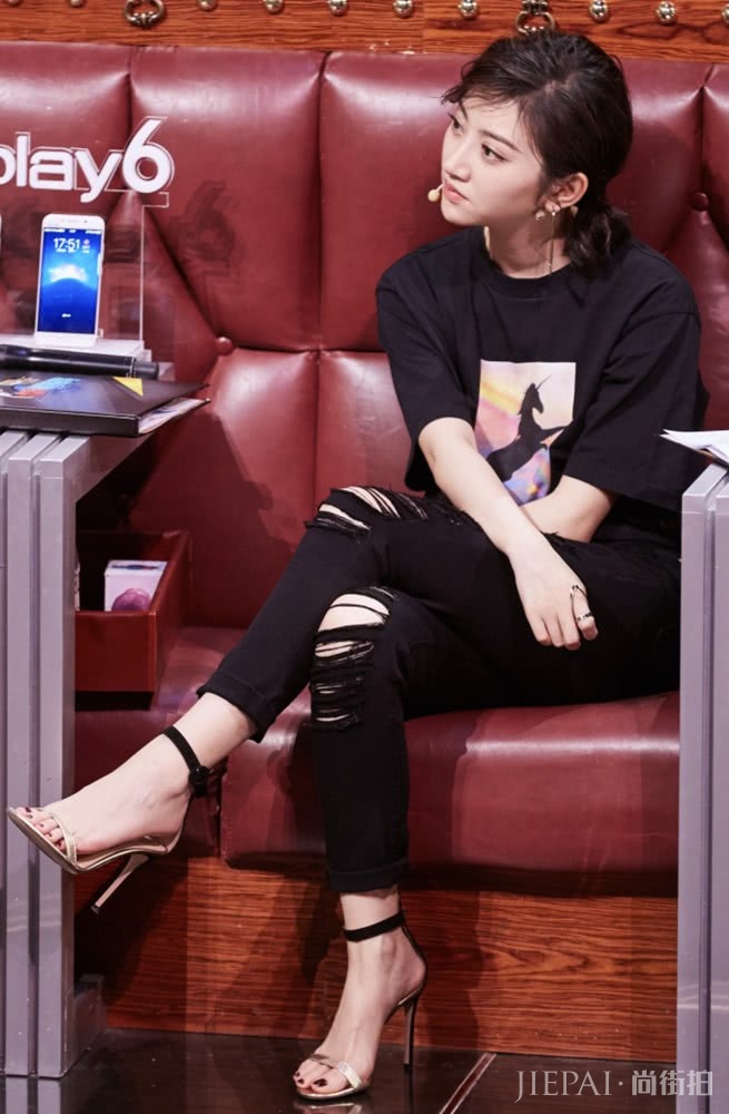 景甜乞丐裤搭配“火柴棍”鞋刚好!