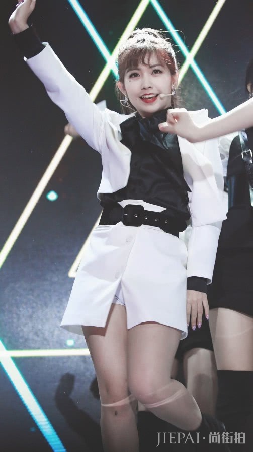 赖美云穿件“棉花服”,像张“行走的棉被”!