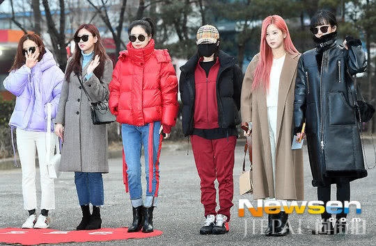 韩国女团Apink上班，五颜六色居然不丑