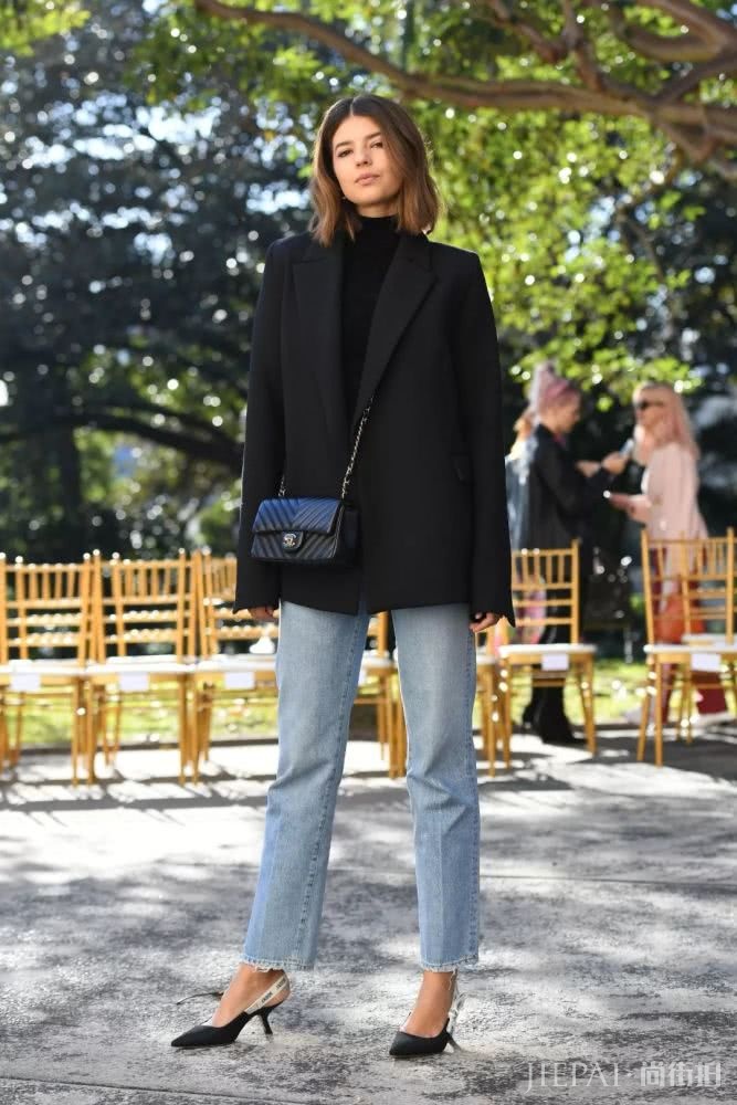 大衣羽绒服里面一件黑色打底衫全搞定