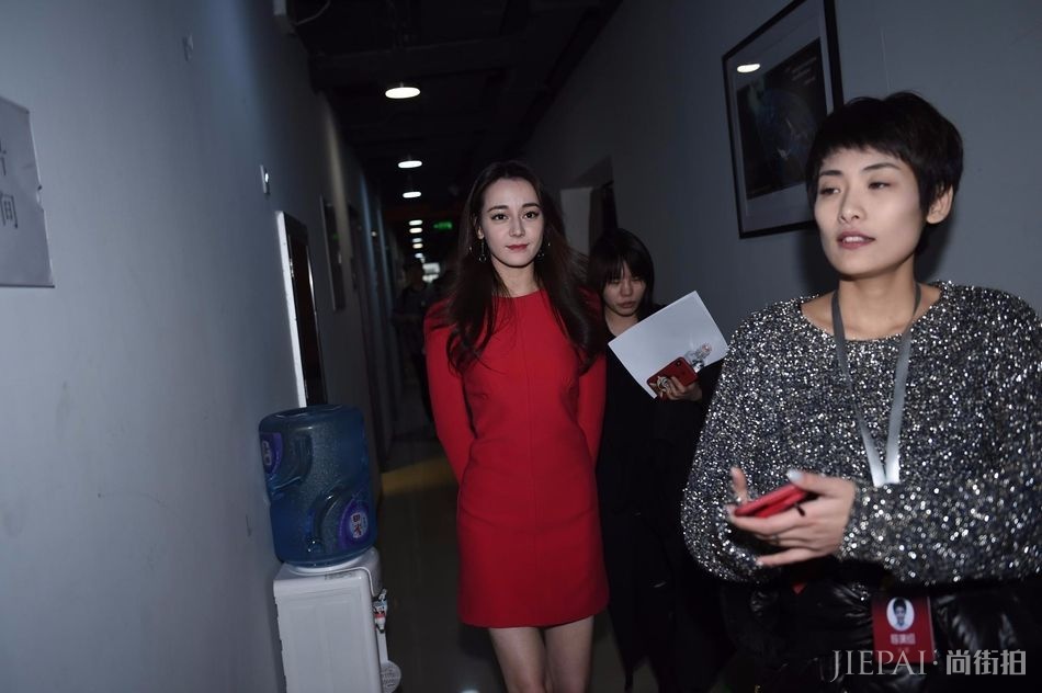 迪丽热巴穿小一码的鞋,硬挤着生疼!