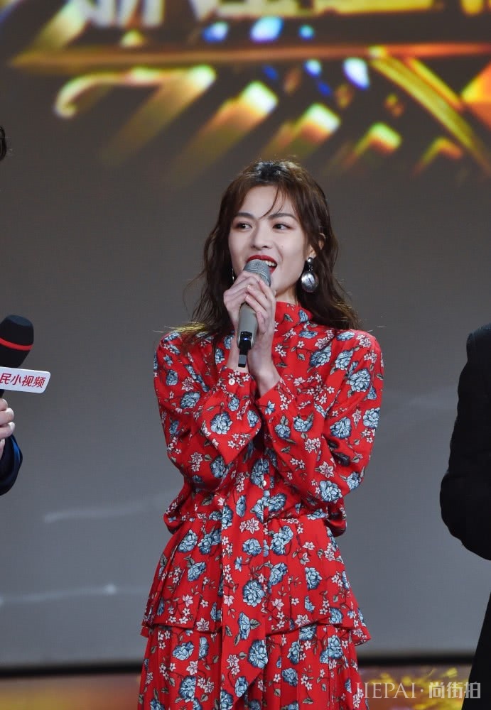 钟楚曦穿大红色碎花裙一点也不俗气!