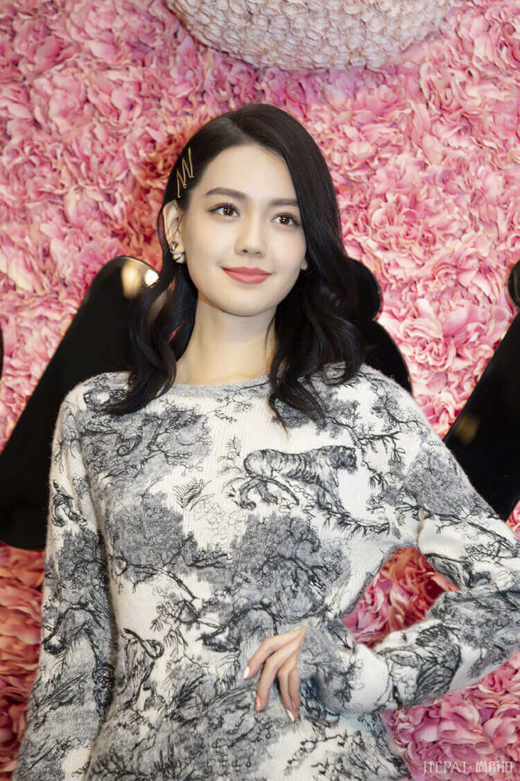 迪奥酒会群星聚会，王珞丹上演都市轻熟魅力，李诗颖古典风显诗意！