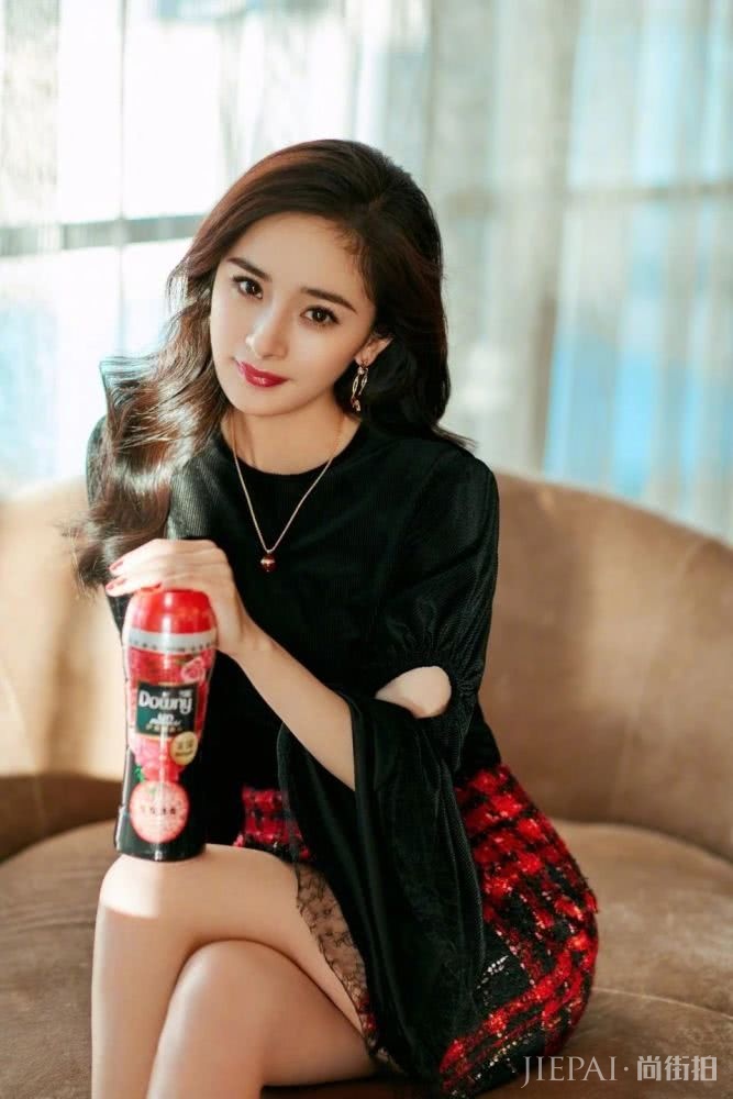 杨幂女神私服穿搭都高级，写真更是盛世美艳