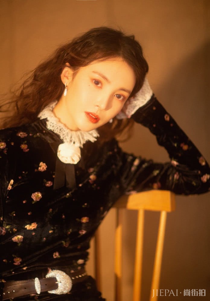 金晨终于烫卷发了,气质更惊艳