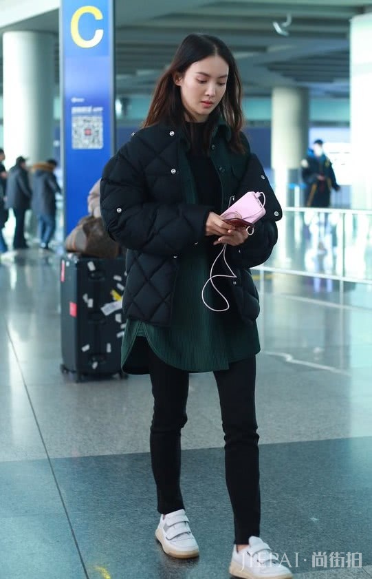 金晨穿件“男士棉衣”出门,意外有个性!