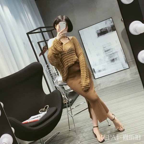 开叉长裙塑美臀,媲美女神的36D