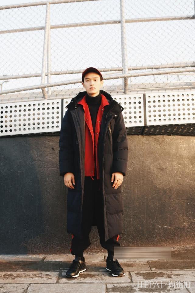 陈楚生穿羽绒服现身,袖口一抹红色增添新年气氛!