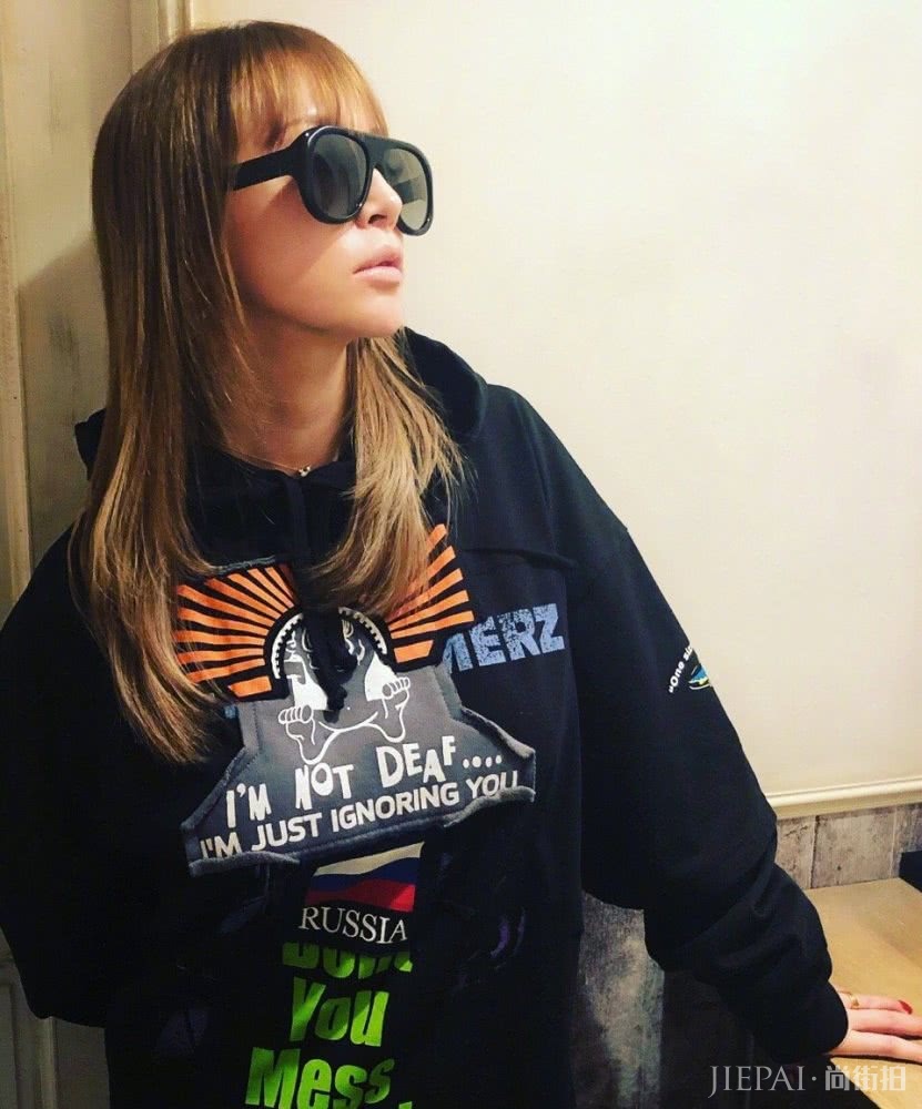 滨崎步街头风造型,搭配画染卷发造型,时尚又好看