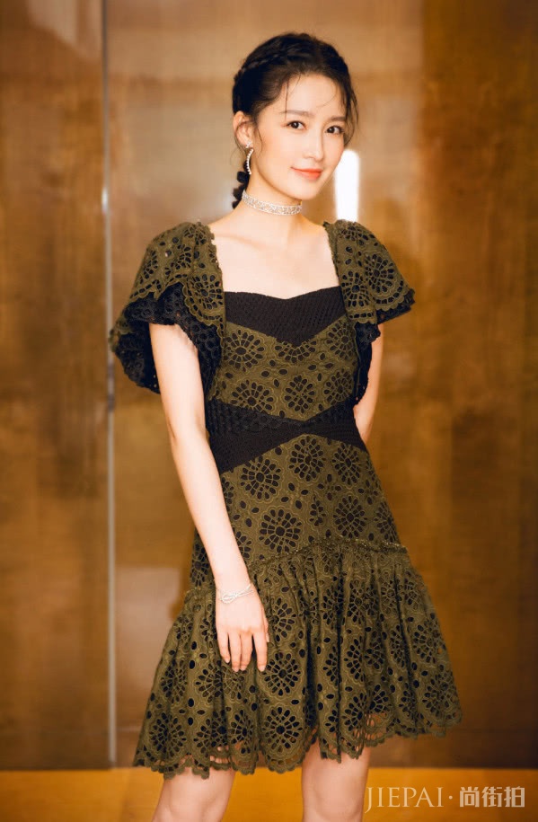 李沁竟然只有几个脚趾大，真不知道怎么穿进去的