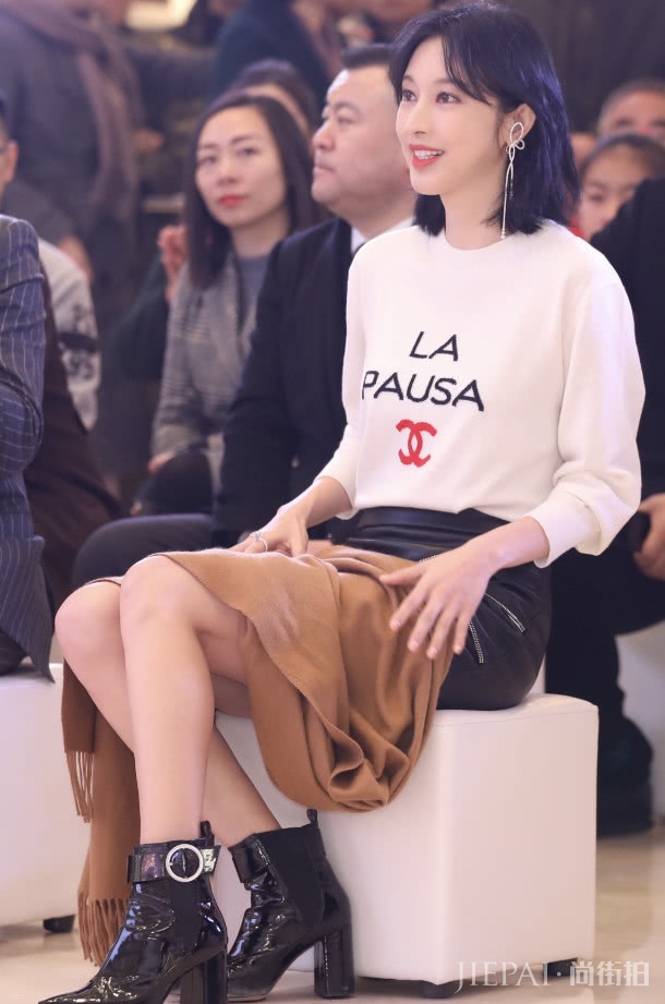 张俪就穿了双“榫子鞋”,却比男人还高,这身材我服!