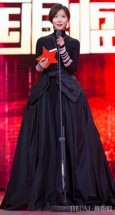 王珞丹重要的不是年龄而是气质!一件大衣变身“麦瑟尔夫人”。