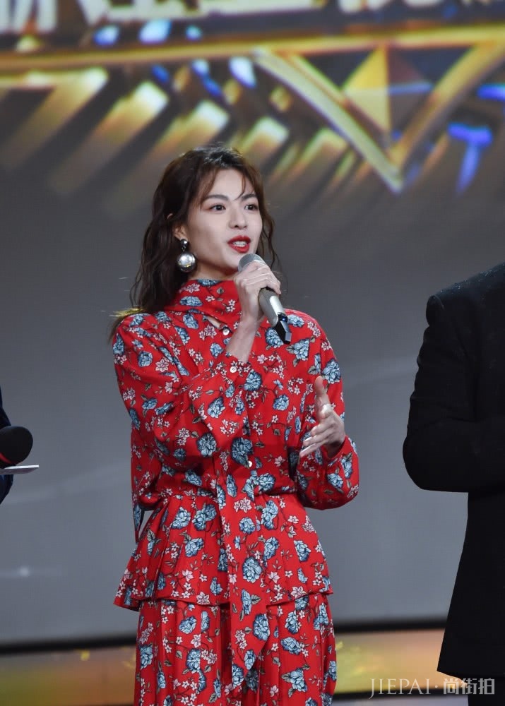 钟楚曦穿大红色碎花裙一点也不俗气!