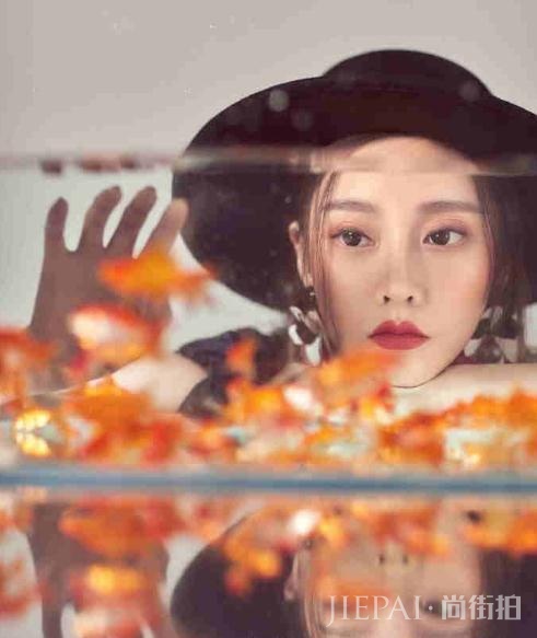 冯提莫登时尚杂志封面,写真照野性十足