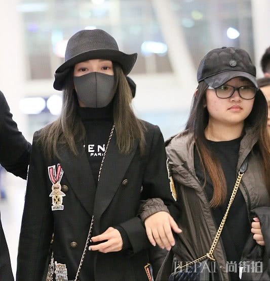 张韶涵酷帅潮装走机场,身上的“贴片”西装要火?