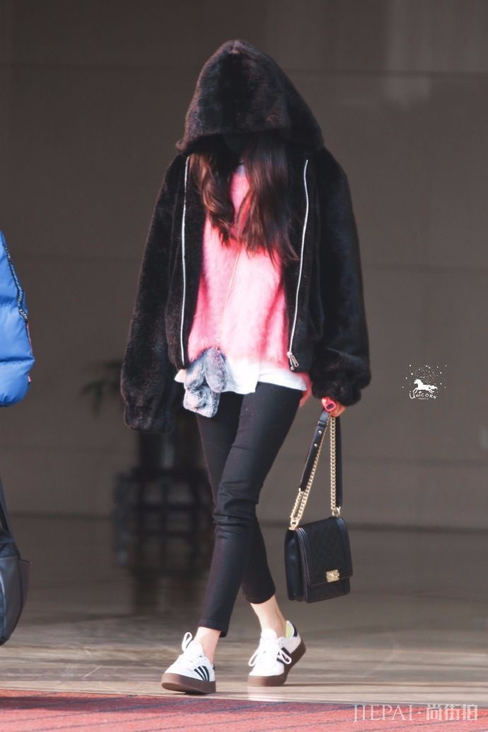 杨幂冬天穿九分裤露脚裸，不得不服！
