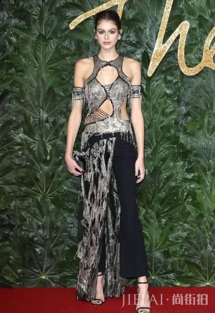 拥有50双匡威的欧阳娜娜,竟输给这位天才超模,3双匡威就赢了