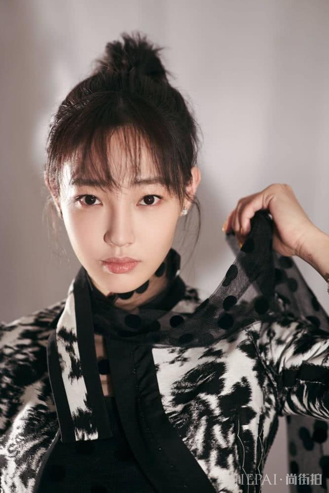 白百何换发型后越来越美，半丸子头搭西装，大长腿惊艳