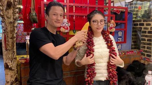 “大嫂”徐冬冬与男友机场相隔一米全程无话,是默契还是假恋情?