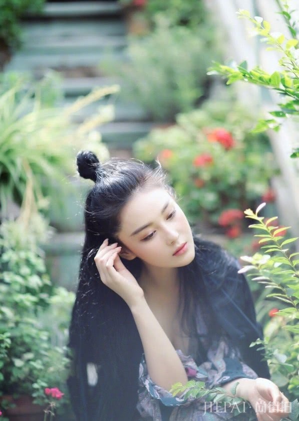 张馨予“道士头”配长裙,除了美还是美!