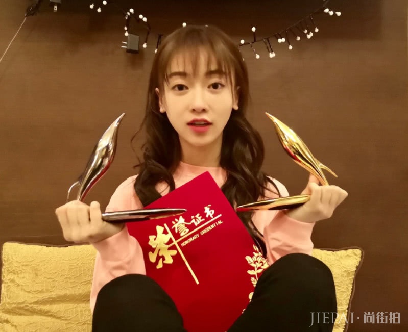 吴谨言扎起“小揪揪”发型瞬间减龄10岁,真会打扮自己!