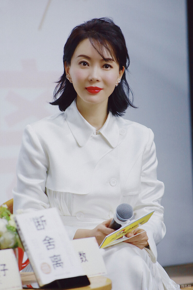 陈数一袭百褶裙风衣优雅精致,成熟女性的教科书式搭配